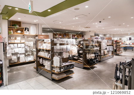 3COINS +plusの洗練された商品たち　調布パルコ　東京都調布市小島町 121069852