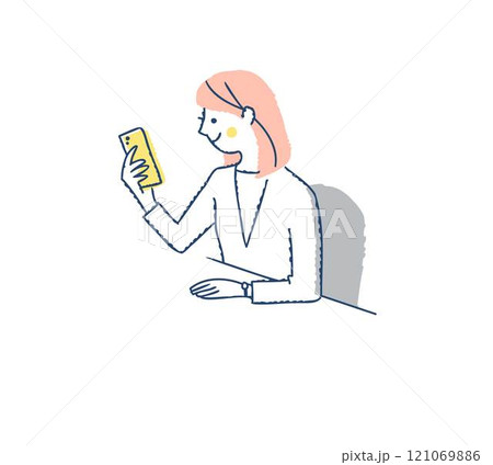 スマホを操作する笑顔の女性 121069886