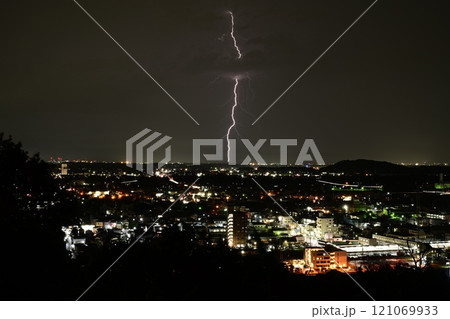 夜景と稲妻 121069933