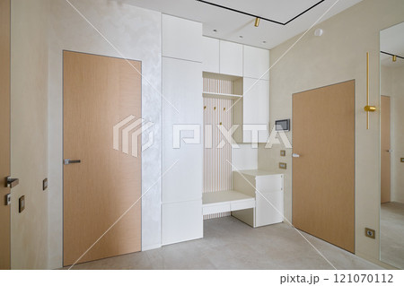 Modern Entryway Design Featuring Minimalist Elements and Inviting Neutral Tones Throughout 121070112