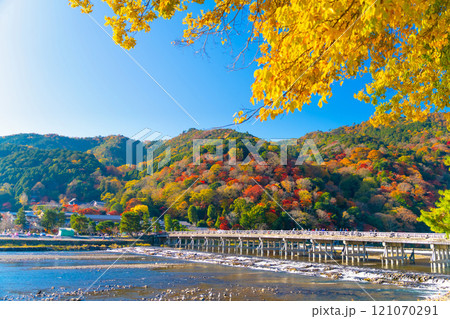 京都・嵐山の紅葉 渡月橋 京都・嵐山の紅葉 渡月橋 121070291