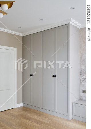 A Modern Bedroom Featuring a Stylish Wardrobe Accompanied by Elegant Wooden Flooring 121070301