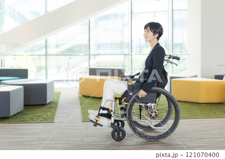 働く女性車椅子ユーザー 121070400