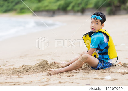 海水浴を楽しむ子ども 海水浴を楽しむ子ども 121070604