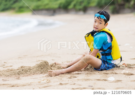海水浴を楽しむ子ども 121070605