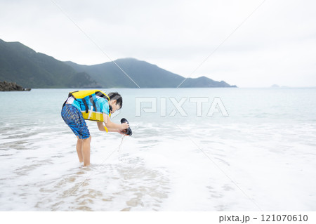 海水浴を楽しむ子ども 海水浴を楽しむ子ども 121070610
