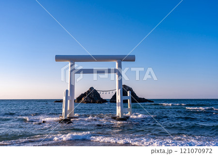 福岡県糸島市 夕方の桜井二見ヶ浦の夫婦岩と白い鳥居 福岡県糸島市 夕方の桜井二見ヶ浦の夫婦岩と白い鳥居 121070972