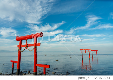 佐賀県太良町　有明海の浅瀬に立つ秋の大魚神社の海中鳥居 121070973