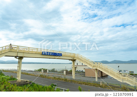 長崎県諫早市　有明海の諫早湾上を走る雲仙多良シーラインの中間にある歩道橋 121070991