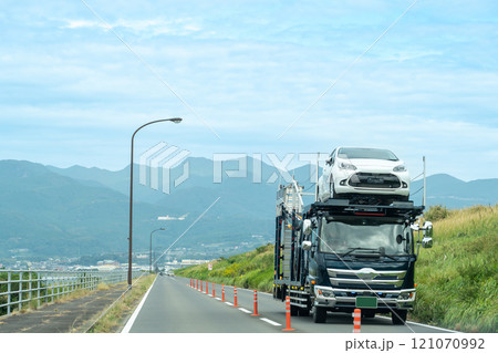 長崎県諫早市 有明海の諫早湾上を走る雲仙多良シーラインを走るトラック 長崎県諫早市 有明海の諫早湾上を走る雲仙多良シーラインを走るトラック 121070992