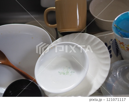 シンクにたまった食器 121071117