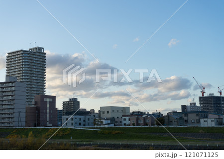 夕暮れの街の風景 121071125