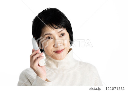 子機で電話をする中年女性 121071281