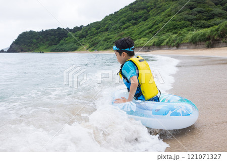 海水浴を楽しむ子ども 海水浴を楽しむ子ども 121071327