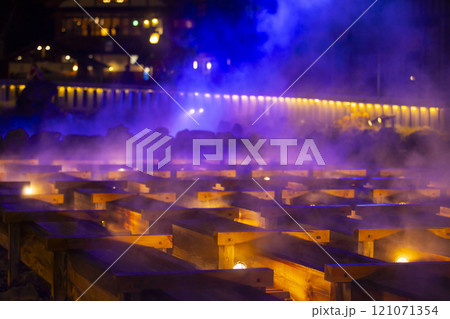 群馬県草津町　草津温泉の湯畑の風景 121071354