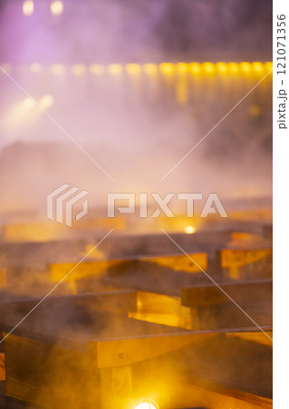 群馬県草津町　草津温泉の湯畑の風景 121071356