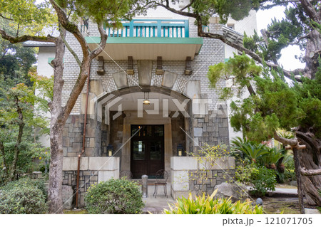 神戸市須磨区にある神戸迎賓館・旧西尾邸の入口 121071705