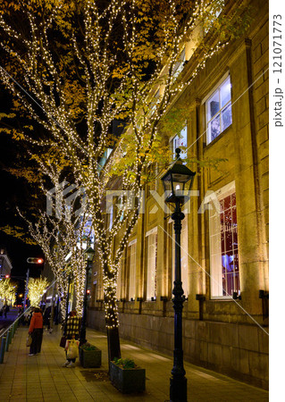 神戸の街がイルミネーションでキラキラ輝く12月,神戸元町旧居留地にて撮影。 121071773