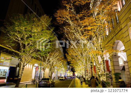 神戸の街がイルミネーションでキラキラ輝く12月,神戸元町旧居留地にて撮影。 121071774