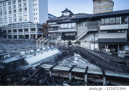 群馬県草津町 草津温泉の湯畑の風景 群馬県草津町 草津温泉の湯畑の風景 121072164