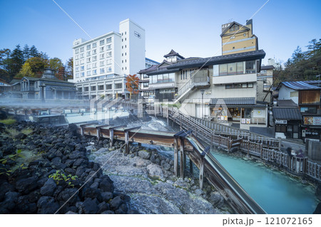 群馬県草津町 草津温泉の湯畑の風景 群馬県草津町 草津温泉の湯畑の風景 121072165