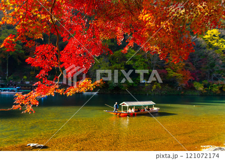 京都・嵐山の紅葉と屋形船 121072174