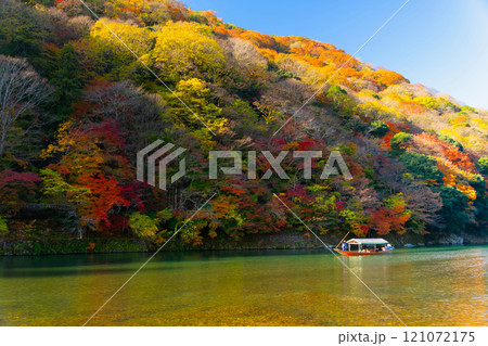 京都・嵐山の紅葉と屋形船 121072175