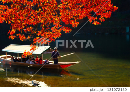 京都・嵐山の紅葉と屋形船 京都・嵐山の紅葉と屋形船 121072180