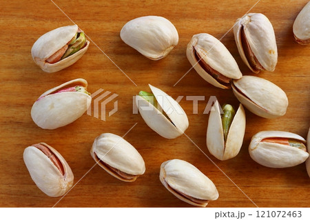 木目背景の素焼き殻付きピスタチオ 121072463