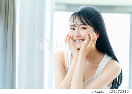 若い女性の美容イメージ 121072510