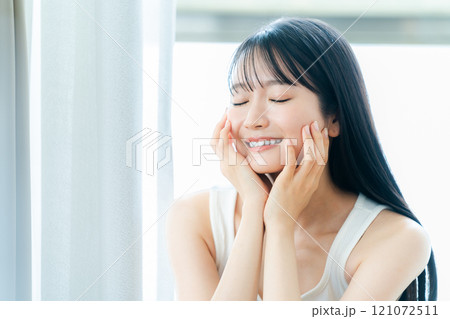 若い女性の美容イメージ 121072511