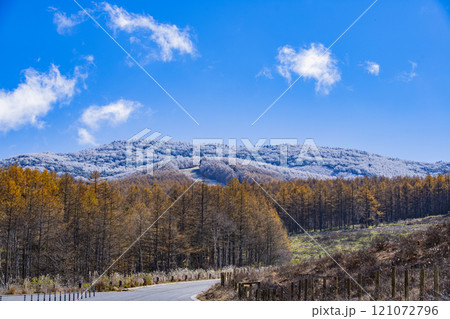 群馬県嬬恋村　湯の丸高原から見える冠雪の景色 121072796