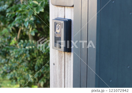 インターホン　屋外にあるインターホン　住宅用インターホン　インターホンの横にポスト 121072942