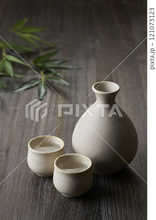 飲酒イメージ　徳利とお猪口の酒器セット 121073123