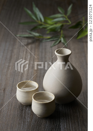 飲酒イメージ　徳利とお猪口の酒器セット 121073124