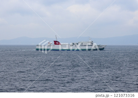 別府、八幡浜間の佐田岬半島沖を航行する宇和島フェリー 121073316