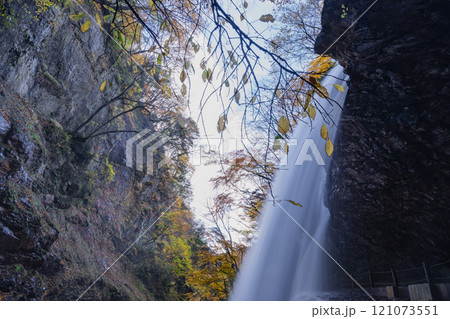 長野県上高井郡高山村牧 雷滝の紅葉 長野県上高井郡高山村牧 雷滝の紅葉 121073551