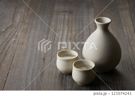 飲酒イメージ 徳利とお猪口の酒器セット 飲酒イメージ 徳利とお猪口の酒器セット 121074241