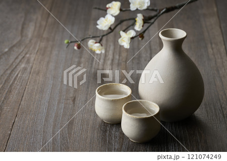 飲酒イメージ 徳利とお猪口の酒器セット 飲酒イメージ 徳利とお猪口の酒器セット 121074249