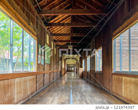 木造廃校校舎 廊下 木造廃校校舎 廊下 121074397
