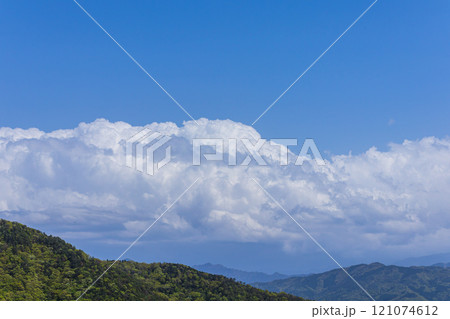 山頂に流れるたくさんの積乱雲 121074612