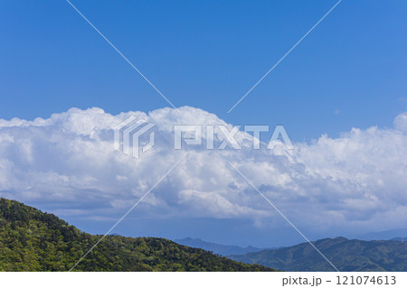 山頂に流れるたくさんの積乱雲 121074613