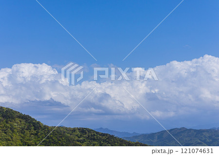 山頂に流れるたくさんの積乱雲 121074631