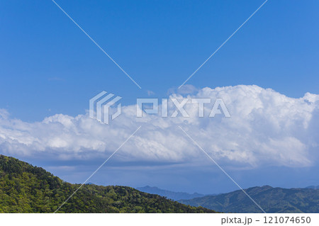 山頂に流れるたくさんの積乱雲 121074650