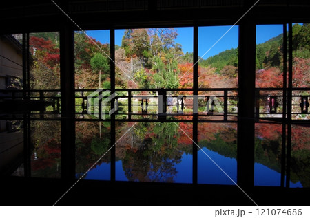 唐津市 環境芸術の森 漆塗りのテーブルに映る紅葉 唐津市 環境芸術の森 漆塗りのテーブルに映る紅葉 121074686