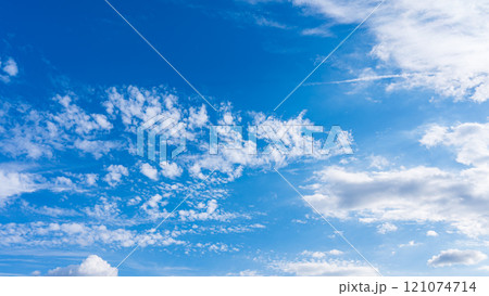 秋の青空に、2層になって流れるたくさんの白い雲 121074714