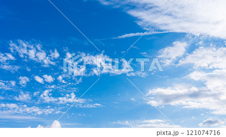 秋の青空に、2層になって流れるたくさんの白い雲 121074716