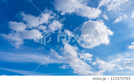 秋の青空に、2層になって流れるたくさんの白い雲 秋の青空に、2層になって流れるたくさんの白い雲 121074765