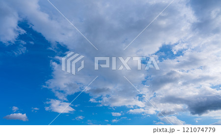 秋の青空に、2層になって流れるたくさんの白い雲 秋の青空に、2層になって流れるたくさんの白い雲 121074779