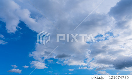 秋の青空に、2層になって流れるたくさんの白い雲 秋の青空に、2層になって流れるたくさんの白い雲 121074780